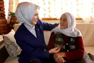 Bakan Göktaş, 113 Yaşındaki Güllü Nineyi Ziyaret Etti