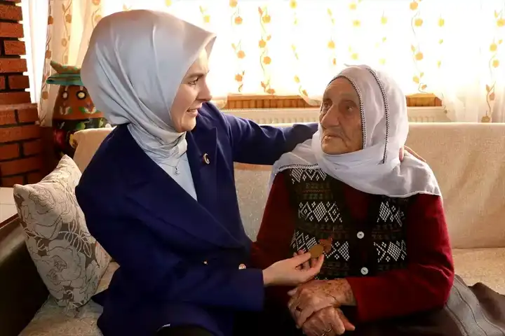 Bakan Göktaş, 113 Yaşındaki Güllü Nineyi Ziyaret Etti