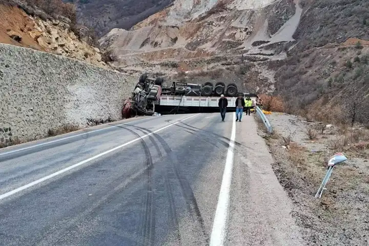 Doğu Anadolu'da Tır Kazası: Sürücü Ağırlık Yaralandı