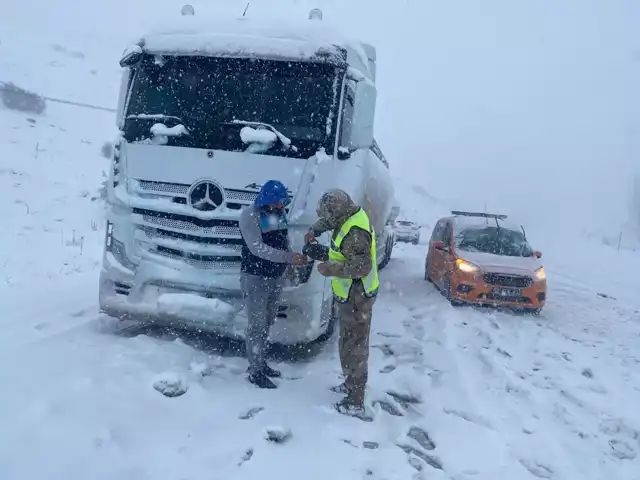 Yoğun Kar Yağışı 600 Kişiyi Mahsur Bıraktı