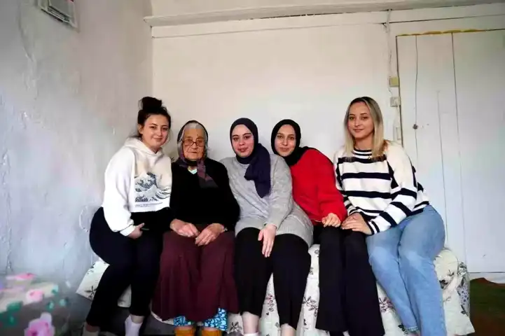 98 Yaşındaki Hüsniye Teyze, Öğrencilerden Destek Aldı