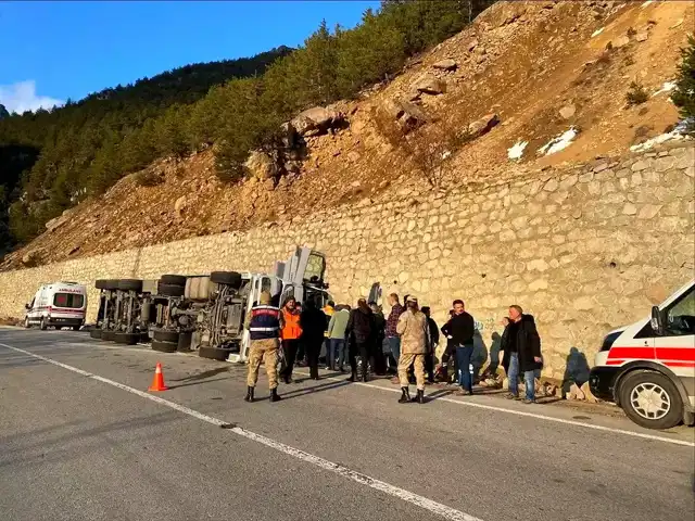 Torul'da Tır Kazası: 2 Yaralı