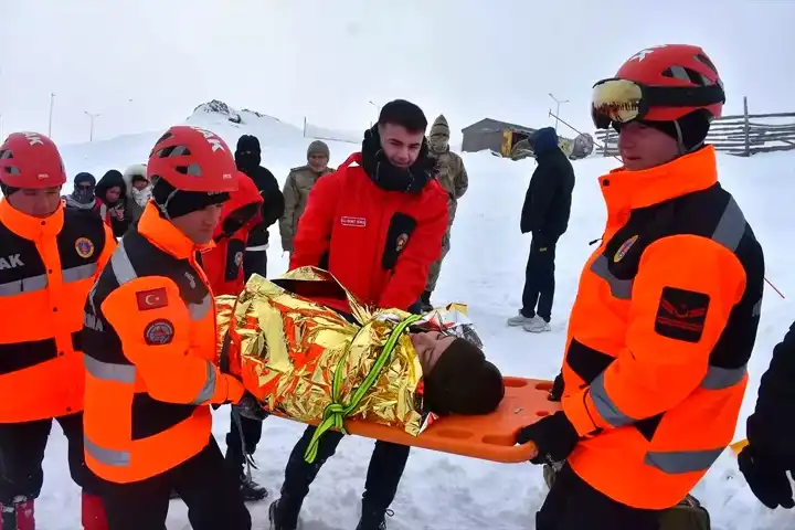 Zigana Dağı'nda Öğrencilere Çığ Eğitimi